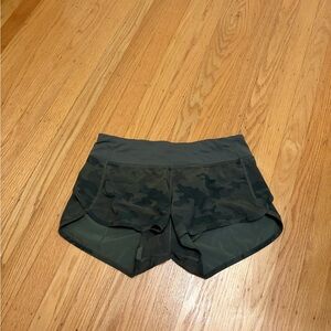 lululemon Green Camo 2.5 inch speed up shorts (only worn a few times!) | size 4